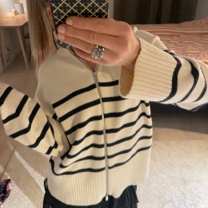 Stickad Zip Up  - Jättesnygg stickad zip up tröja ifrån Zara, använd en gång❣️ Skriv för fler frågor!!