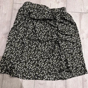 Fin sommarkjol  - Säljer denna fina sommarkjol från Rut&circle då den nästan aldrig kommer till användning. Nypris-399?