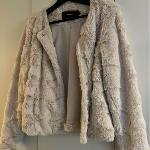 Pälsjacka från veromoda  - Säljer en pälsjacka som är köpt på veromoda,  storlek M. Säljes då den inte kommer till användning längre, den är i fint skick knappt använd