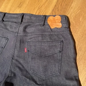 Number nine pain denim - Number nine byxor köpte från japan. Nästan 20 år gamla men känns som nya. Dom har en mörkblå rawdenim färg med en najs flare. Extremt rare har inte hittat ett ända par i denna färg på varken på grailed eller depop. öppen för bud.
