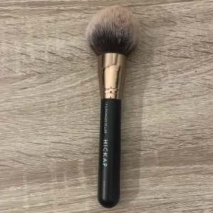 Hickap borste - Köpte denna hickap borste i oktober detta år😋 Vill ha en tunnare då denna är väldigt fluffig och stor.❤️Nypris 219! Säljer för 90kr! Kan självklart tvätta borsten innan postningen om så önskas!