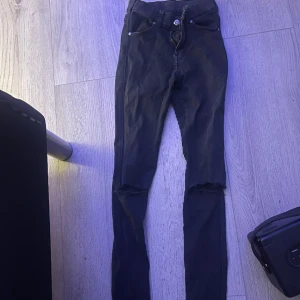 Skinny jeans med hål  - De denim jeans som jag älskar sitter så bra men använder inte längre 