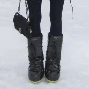 Moonboots svart glansiga - Säljer mina moonboots storlek 35-38. Passar mig som har 39. Skopåsen finns och skickas med. 