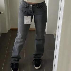 säljer dessa assnygga gråa mid waist jeansen från Zara då de blivit för små för mig. Jag är 166cm och de sitter som på bilden. Skriv privat för fler frågor. KAN GÅ NER I PRIS VID SNABB AFFÄR! 🤍