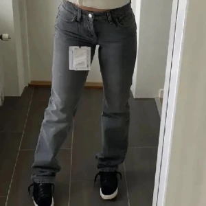 Zara mid waist gråa jeans  - säljer dessa assnygga gråa mid waist jeansen från Zara då de blivit för små för mig. Jag är 166cm och de sitter som på bilden. Skriv privat för fler frågor. KAN GÅ NER I PRIS VID SNABB AFFÄR! 🤍