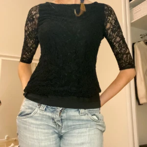 Trekvarts tröja 💓 - Så snygg trekvartströja i i spets🤩🤩 Har använt den några gånger för ungefär ett år sedan men sedan dess har jag inte fått användning av den💞