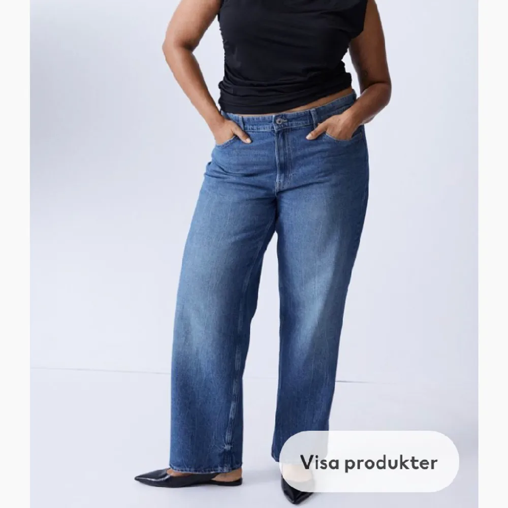 Lowwaist jeans från hm. Helt slutsålda på hemsidan. I storlek 36, modellen är baggy på hemsidan men om man är en 38 sitter de normalt upptill, alltså inte så baggy. Köparen står för frakten💕. Jeans & Byxor.
