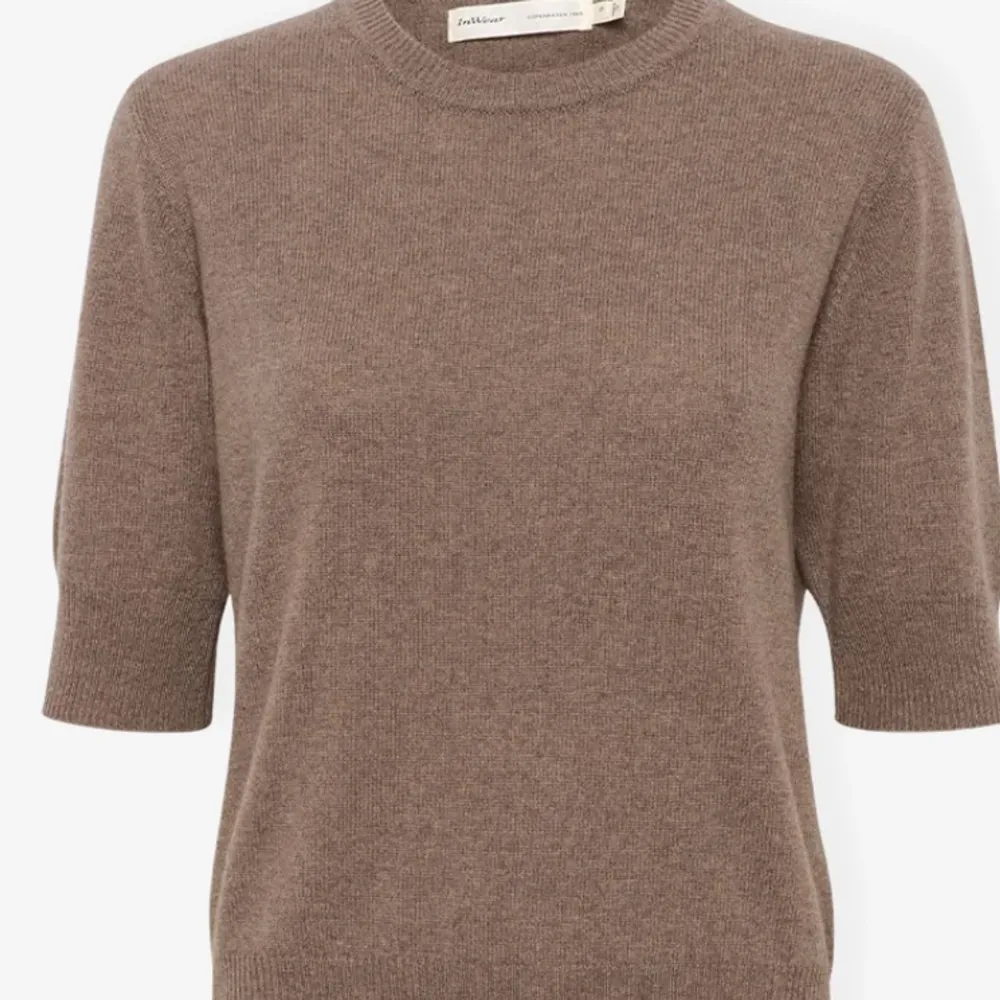 En fin stickad kortärmad tröja från Åhlens använt få gånger som ny! Pris kan diskuteras vid snbb affär. Stickat.