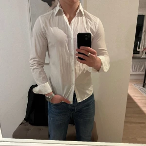 Riley skjorta - 10/10 skick, nyskick. Använd endast ett fåtal gånger. Nypris: 700 kr.