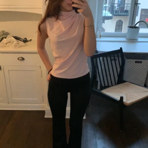 Zara blus  - Superfin blus från zara. Köpt förra året men endast använd 1 gång. Säljer då den inte kommer till användning