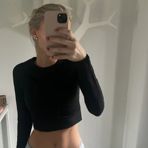 Träningstopp/träningströja - Kort tajt träningstopp/träningströja i storlek 32/34 xs. Endast använd 1 gång 