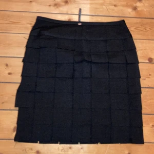 Kjol med lager - Kjol med tygbitar som är halvsydda på, se bilder! Jättenice och fin men använder inte tillräckligt mycket. Storlek S