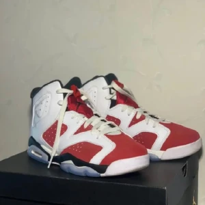 JORDAN 6 RETRO CARMINE  - Säljer dessa Jordans 6 i nyskick efter de inte kommit till användning. De är köpta på footlocker och kvitto finns.  (Nypris 2,500kr)