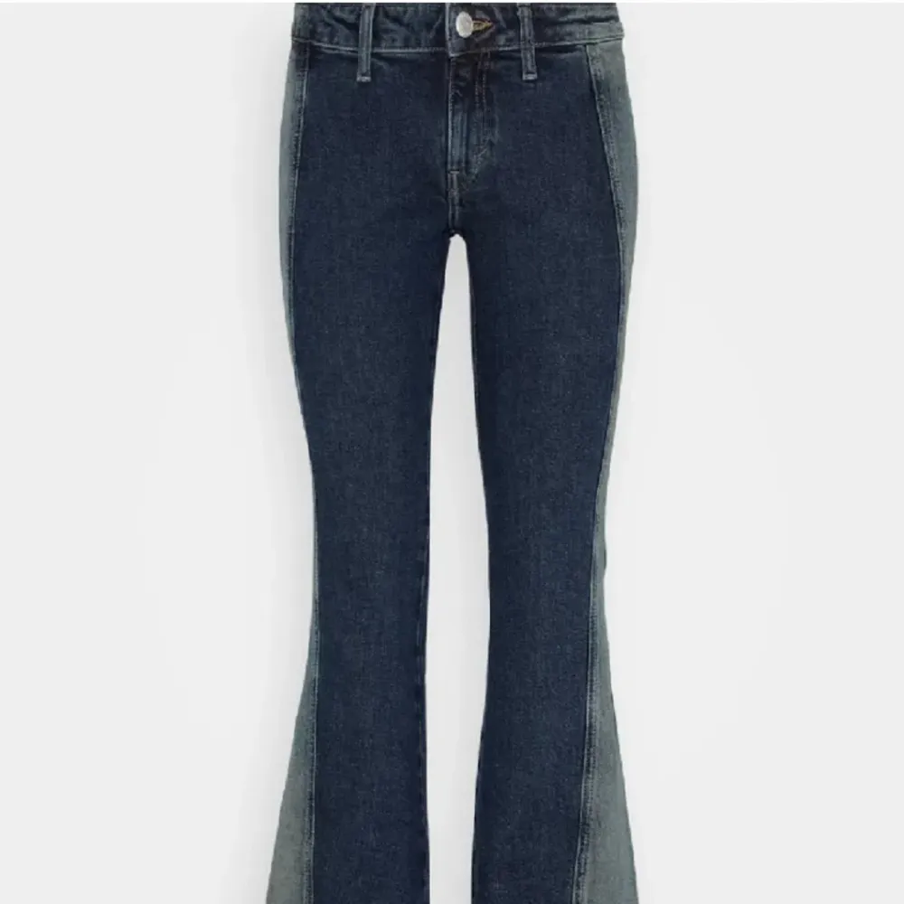 Helt nya populära lågmidjade weekday jeansen, i modellen Utopia. Endast testade, prislappar kvar. Köpte för 700kr, säljer inte under det, orginalpris är 650kr. Innerbenslängd: 81 cm, midjemått tvärs över: 37 cm, midjemått runt om: 80cm. Ej bilder pga stor. Jeans & Byxor.