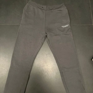 Mckenzie  - Säljer nu mina sköna mjukisbyxor som är använda ett väldigt fåtal gånger. Ingen skada på byxorna. Skick 10/10 och det finns abslout inte fel på dom. Säljer för att dom har blivit för små för mig själv. 