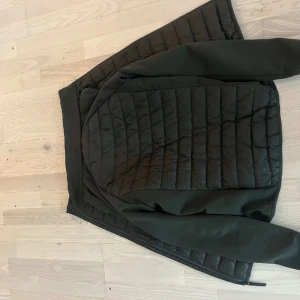 Peak performance Cardigan - Skit snygg grön peak performance cardigan ny pris 2100 mitt pris är 799. Sparsamt använd!