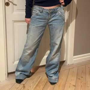 Lågmidjade jeans - Så snygga utsvängda lågmidjade jeans i ljus tvätt med flätade detaljer och coola fickor🩷Perfekt skick! Passar L-XL, möjligen mindre om man vill ha baggy😇Skriv vid funderingar och kolla in mina andra annonser❤️