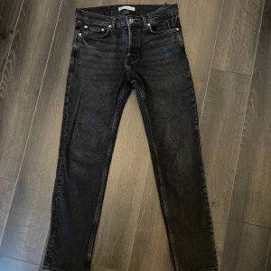Zara Jeans Slim Straight Fit - Zara Jeans Slim Straight Fit i storlek 40. Bra skick! Tveka ej med att ställa frågor