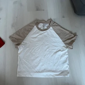 Crop-top från h&m - Nyskick, endast testad. Storlek L men sitter som M