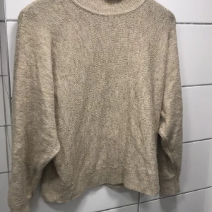 Beige blus  - Säljer då jag behöver pengar och jag använder inte den längre. Bra stick. 