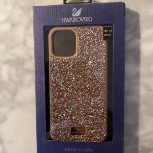 Mobilskal Swarovski - iPhone 12  - Fint nytt mobilskal från Swarovski.  För iPhone 12 Pro (6.1-inch)  Säljer då den ej passar min mobilstorlek.  Nypris ca 1000 kr 