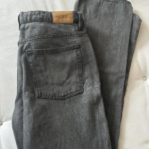 Gråa jeans - Gråa jeans från monki, endast använda fåtal gånger.