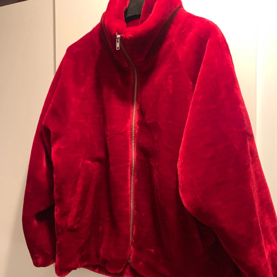 Röd mysig jacka - 90