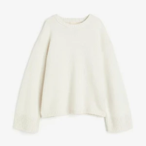 Kashmir tröja hm - En jättefin tröja från hm i Kashmir ull blandning, köpt för 1499, har inte kommit till användning så därför säljer ja den❤️typ elfenbensvit, kom privat för fler bilder