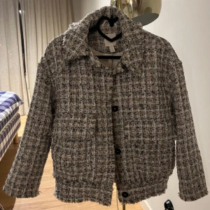 Tweedjacka  - Supersnygg tweedjacka från H&M  för ett par år sedan. Den har tyvärr aldrig kommit till användning så i perfekt skick. Lite stor i storleken. 