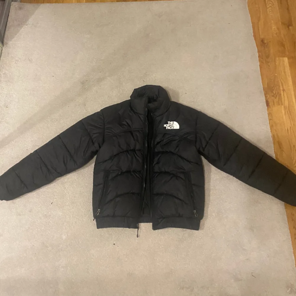 En svart North Face puffer jacket använd endast en vinter och i så gott som nyskick. Köptes för 2000kr som ny.. Jackor.
