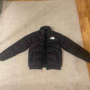 En svart North Face puffer jacket använd endast en vinter och i så gott som nyskick. Köptes för 2000kr som ny.