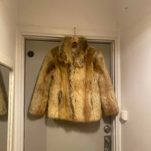 pälsjacka - supercool och trendig fuskpäls  säljer pga flytt :(