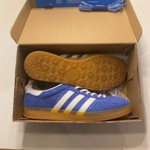 Adidas gazelle  - Använda typ en gång bara. Säljer då jag behöver pengar till nyår