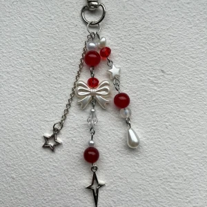 röd nyckelring  - handgjord nyckelring som även kan sättas på tex väskor ❤️ perfekt som julklapp! frakt: 15kr som brev🤍