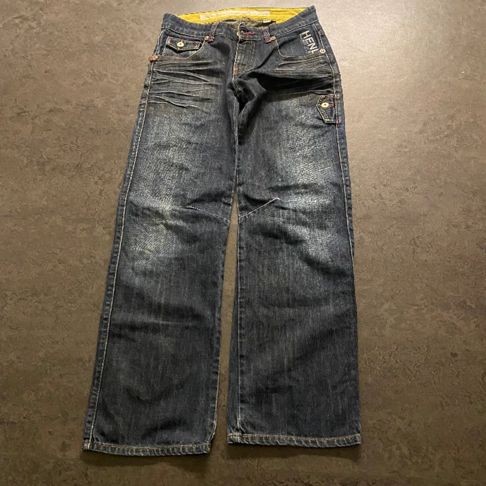 Så coola jeans med stort tryck på rumpan! Säljer då de tyvärr är för korta på mig som är ca 170! 💕 midjemått- 72cm Innerbenslängd- 73cm. Jeans & Byxor.