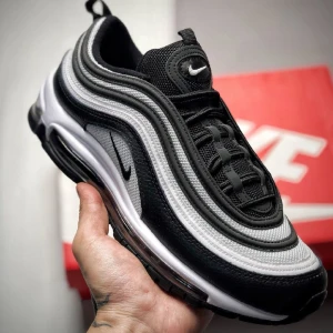 Nike 97 - Säljer ett par Nike 97 i storlek 40 passar även 39 använda bara två gånger. I färgen zebra, skriv vid intresse. Köpte de för 2000kr men säljer de för 850kr. Frakten står köparen för(100kr)🤍🖤