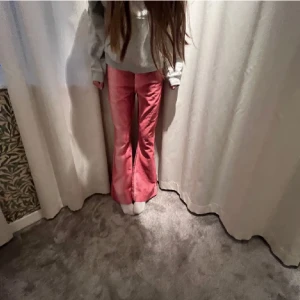 Rosa jeans - Säljer dessa jeans för de e för små för mig stolek 34/36 lånade bilder