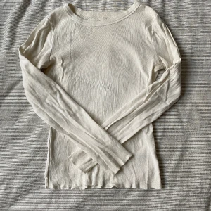 Brandy Melville dupe - En jättefin långärmad från Target, köpt k USA! Sitter jättefint och är i jättebra material! Har själv inte fått användning av den då den är något förlusten för mig, men annars jättefin!