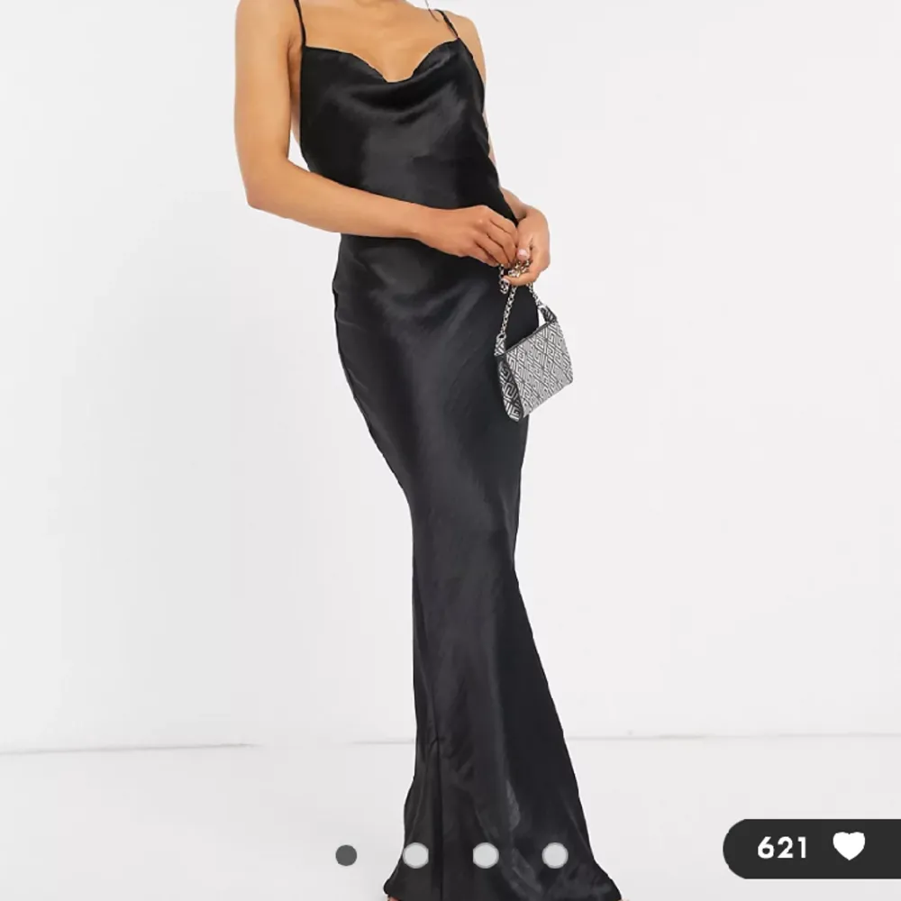 Säljer denna helt oanvända klänning från asos. ( lapp på) skriv DM för fler bilder! . Klänningar.