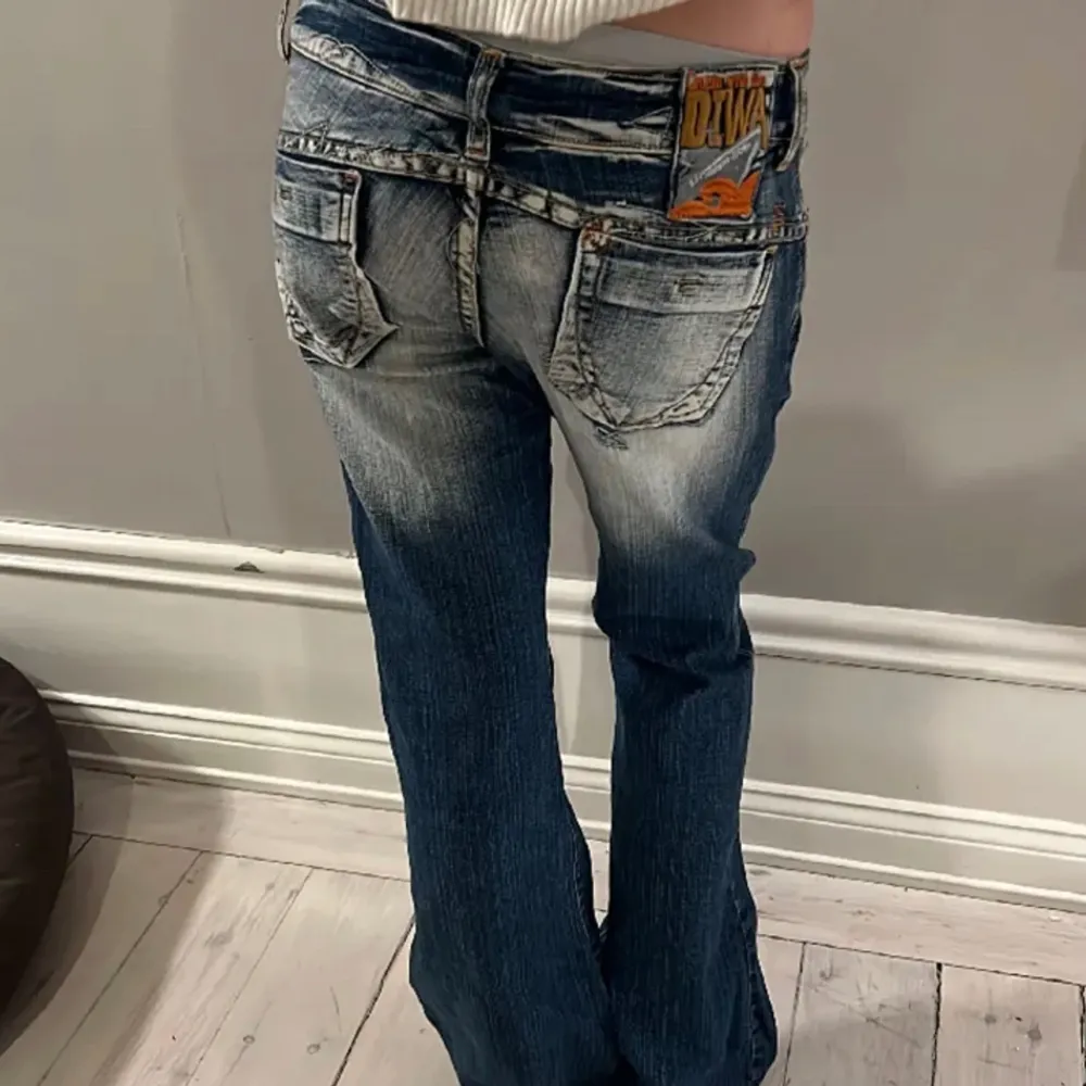 Säljer dessa coola och unika jeans då dem tyväär var för stora för mig😢 kontakta gärna ifall du har några frågor eller funderingar ❤️🥰. Jeans & Byxor.