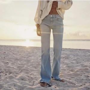 Zara jeans  - Säljer dessa ljusblå lågmidjade jeans som inte säljs längre från zara
