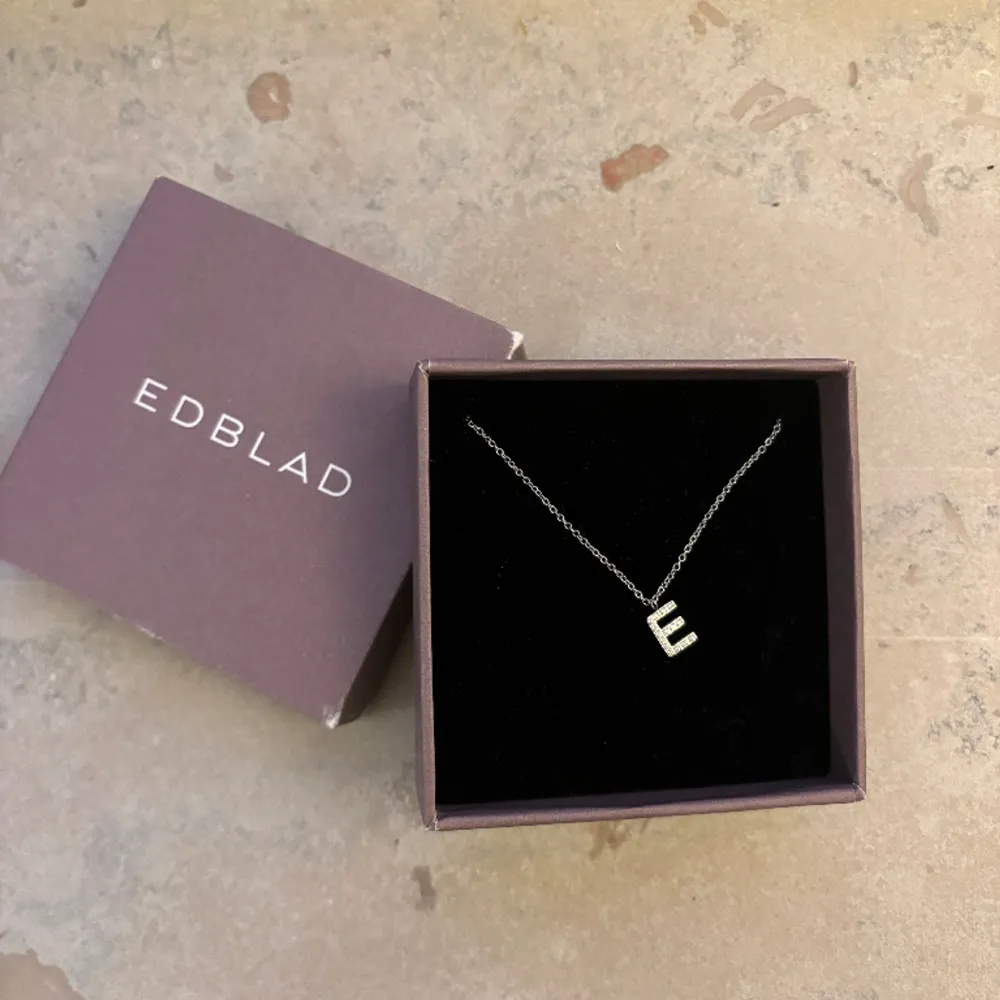 Halsband med bokstaven ”E” från Edblad! Knappt använd då jag föredrar guld!  Nypris 349kr. Accessoarer.