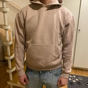 Rosa hoodie - Ljus rosa hoodie. Snöre saknas. Okej skick. Köparen står för frakt.