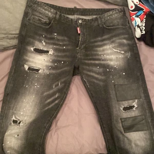 Dsquared2 skater byxor - Ett par stilrena par dsquared2 byxor köpta på Wallenbergs i Sundsvall för 2500. Använda 2-3 gånger säljer dom då det inte är min stil. 