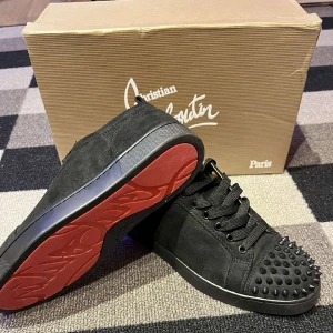 Christian Louboutin  - Jättefina 1:1or som jag vill sälja pågrund av att jag inte har användning för dom, de är använda Max 4 gånger och inga tecken på användning på ovansidan men lite repor på sulan under. Allt tillbehör medföljer. Pros kan diskuteras 