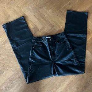 Fejk skinnbyxor  - Säljer ett par jättefina fejkskinns byxor med raka ben. Byxorna är ifrån H&M och är i storlek 40 men skulle säga att de är små i storleken och är mer som en 38. Byxorna är enbart testade då storleken inte var bra för mig.🖤