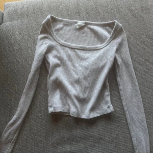 Långärmad tröja - Långärmad tröja från h&m i storlek xs. Köpt för länge sen men använd få gånger 🤎