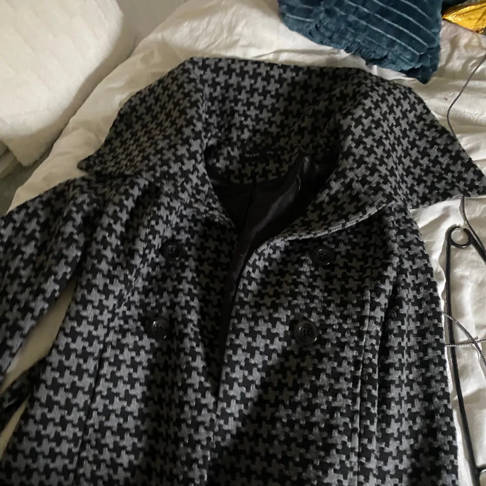 En svart grå kappa från Sara Kelly by ellos vet inte riktigt vad de är för storlek membrumet M eller L 💖. Jackor.