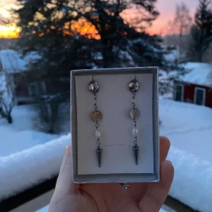Royal spike silver  - 45kr per par, rostfria stift, finns flera i lager 😊 kolla gärna in min instragram ”ebnorth” där jag främst sköter försäljningen💗  Massa mer smycken i samma stil hittar ni i min profil🤩