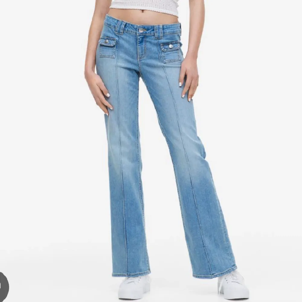 Intressekoll på de trendiga byxorna från hm i blått💘. Jeans & Byxor.